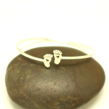 Load image into Gallery viewer, Mom To Be Baby Feet Bracelet