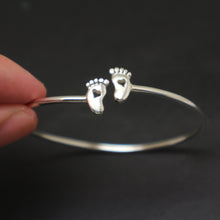 Load image into Gallery viewer, Mom To Be Baby Feet Bracelet