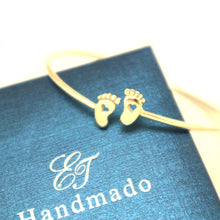 Load image into Gallery viewer, Mom To Be Baby Feet Bracelet