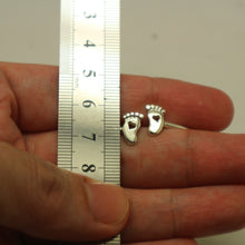 Load image into Gallery viewer, Mom To Be Baby Feet Bracelet