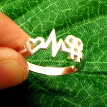 Load image into Gallery viewer, Silver Heartbeat Lesbian Pride Ring
