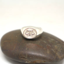Load image into Gallery viewer, Lawyer Graduation Signet Ring
