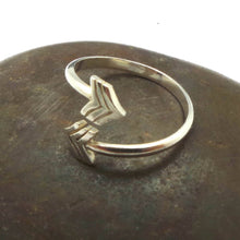 Load image into Gallery viewer, Silver V Chevron Arrow Ring
